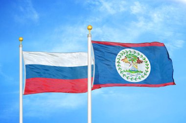 Rusya ve Belize bayrak direkleri üzerinde iki bayrak ve mavi bulutlu arka plan