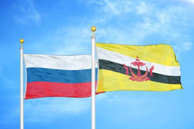 Rusya ve Brunei bayrak direkleri ve mavi bulutlu arka planda iki bayrak