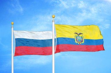 Rusya ve Ekvador bayrak direkleri ve mavi bulutlu arka planda iki bayrak