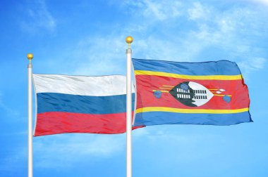 Rusya ve Eswatini Svaziland bayrak direkleri ve mavi bulutlu arka planda iki bayrak