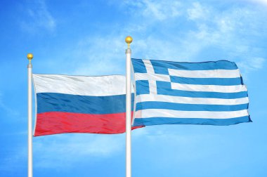 Rusya ve Yunanistan bayrak direkleri ve mavi bulutlu arka planda iki bayrak