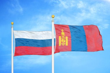 Rusya ve Moğolistan bayrak direkleri ve mavi bulutlu arka planda iki bayrak