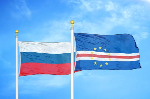 ロシアとカボ ヴェルデ岬旗竿と青空の背景に2つの旗 — ストック写真