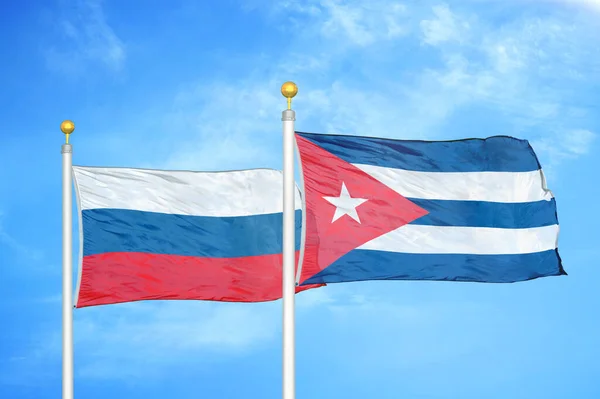 Rusko Kuba Dvě Vlajky Vlajkových Stožárech Modrá Oblačná Obloha Pozadí — Stock fotografie