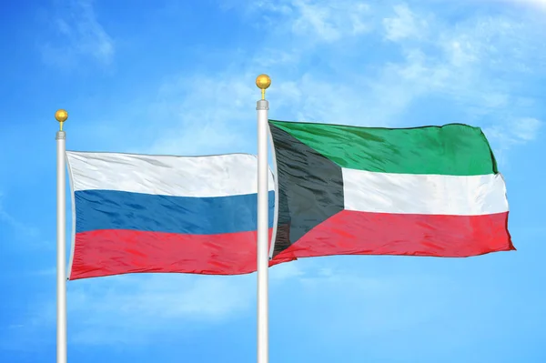 Rusia Kuwait Dos Banderas Los Asta Bandera Fondo Azul Cielo — Foto de Stock