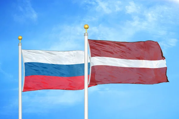 Росія Латвія Мають Два Прапори Флагштоках Синє Хмарне Небо — стокове фото