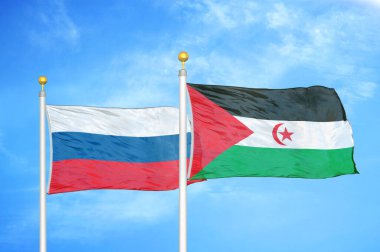 Rusya ve Batı Sahra bayrak direkleri ve mavi bulutlu arka planda iki bayrak