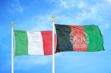 İtalya ve Afganistan bayrak direkleri ve mavi bulutlu arka planda iki bayrak