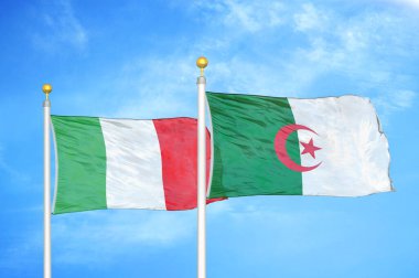 İtalya ve Cezayir bayrak direkleri ve mavi bulutlu arka planda iki bayrak