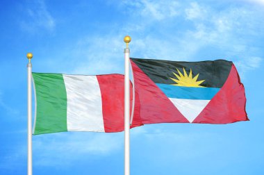 İtalya, Antigua ve Barbuda bayrak direkleri üzerinde iki bayrak ve mavi bulutlu gökyüzü arkaplanı