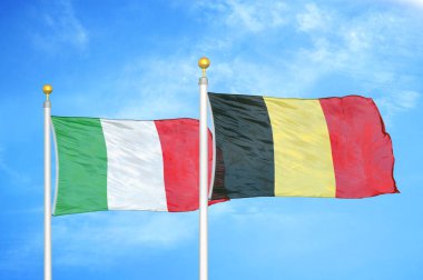 İtalya ve Belçika bayrak direkleri ve mavi bulutlu arka planda iki bayrak