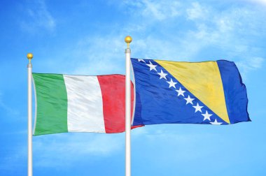 İtalya ve Bosna-Hersek bayrak direkleri ve mavi bulutlu arka planda iki bayrak