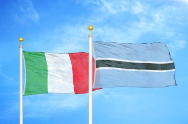 İtalya ve Botswana bayrak direkleri ve mavi bulutlu arka planda iki bayrak