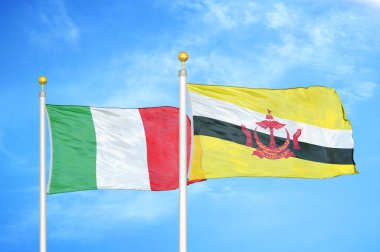 İtalya ve Brunei bayrak direkleri ve mavi bulutlu arka planda iki bayrak