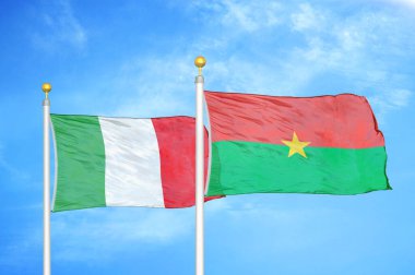İtalya ve Burkina Faso bayrak direkleri ve mavi bulutlu arka planda iki bayrak