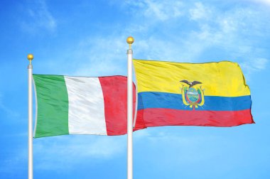 İtalya ve Ekvador bayrak direkleri ve mavi bulutlu arka planda iki bayrak