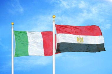 İtalya ve Mısır bayrak direkleri ve mavi bulutlu arka planda iki bayrak