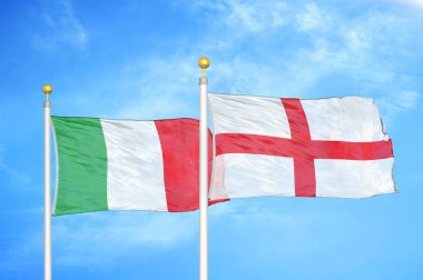 İtalya ve İngiltere bayrak direkleri ve mavi bulutlu arka planda iki bayrak