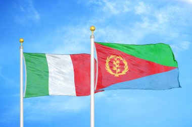 İtalya ve Eritre bayrak direkleri ve mavi bulutlu arka planda iki bayrak