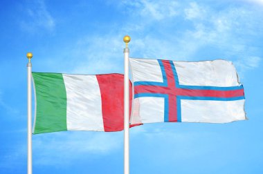 İtalya ve Faroe Adaları bayrak direkleri ve mavi bulutlu arka planda iki bayrak