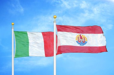 İtalya ve Fransız Polinezyası bayrak direkleri ve mavi bulutlu arka planda iki bayrak