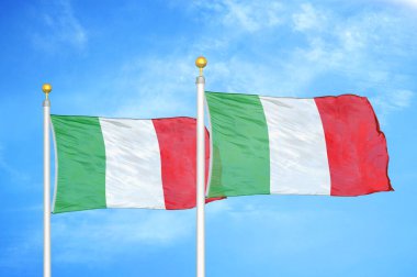 İtalya bayrak direkleri ve mavi bulutlu arka planda iki bayrak