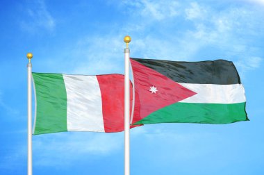 İtalya ve Ürdün bayrak direkleri üzerinde iki bayrak ve mavi bulutlu arka plan