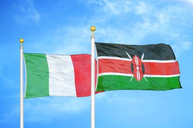 İtalya ve Kenya bayrak direkleri ve mavi bulutlu arka planda iki bayrak