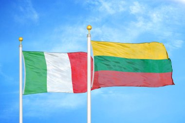 İtalya ve Litvanya bayrak direkleri ve mavi bulutlu arka planda iki bayrak