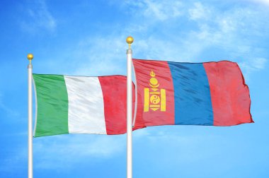 İtalya ve Moğolistan bayrak direkleri ve mavi bulutlu arka planda iki bayrak