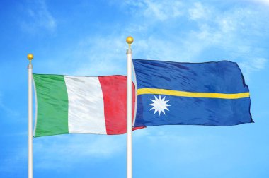 İtalya ve Nauru bayrak direkleri ve mavi bulutlu arka planda iki bayrak