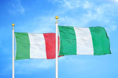 İtalya ve Nijerya bayrak direkleri ve mavi bulutlu arka planda iki bayrak