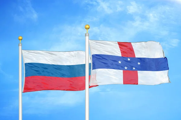 Ρωσία Και Ολλανδικές Αντίλλες Δύο Σημαίες Κοντάρια Σημαίας Και Φόντο — Φωτογραφία Αρχείου