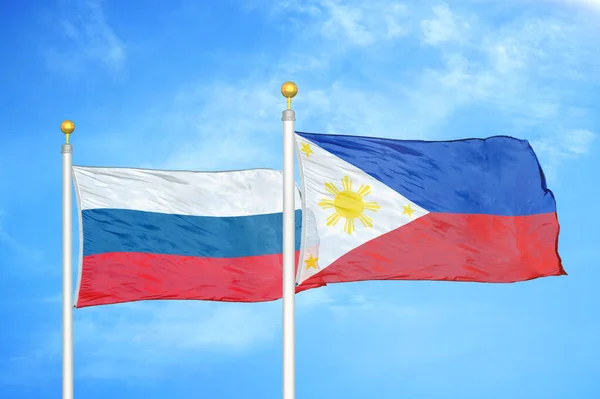 Rusia Filipinas Dos Banderas Sobre Asta Bandera Fondo Azul Cielo — Foto de Stock