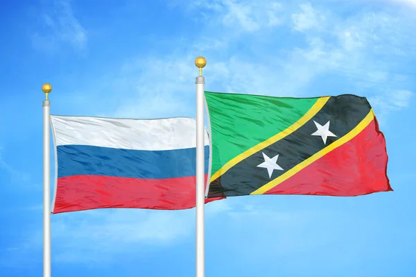 Russland Und Kitts Und Nevis Zwei Flaggen Auf Fahnenmasten Und — Stockfoto