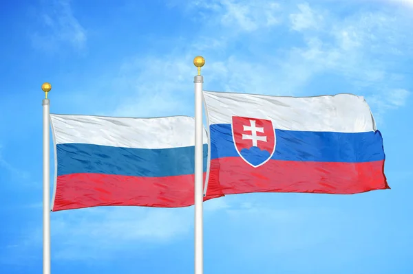 Росія Словаччина Мають Два Прапори Флагштоках Синє Хмарне Небо — стокове фото
