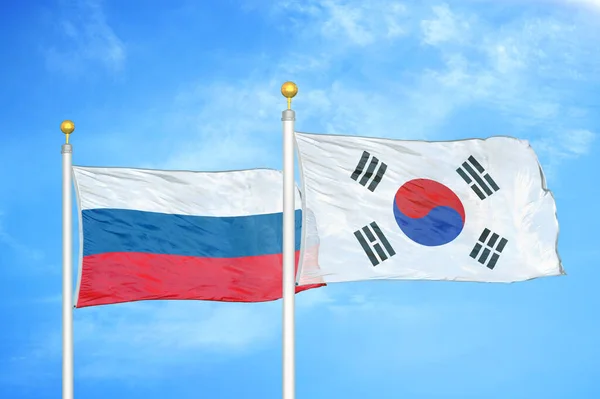 러시아와 깃대와 구름낀 배경에 — 스톡 사진