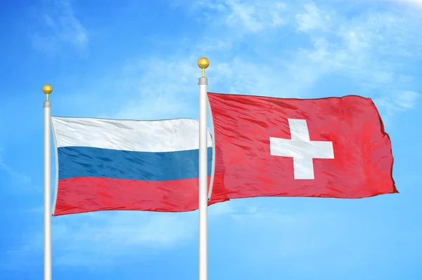 Rusia Suiza Dos Banderas Sobre Asta Bandera Fondo Azul Cielo — Foto de Stock
