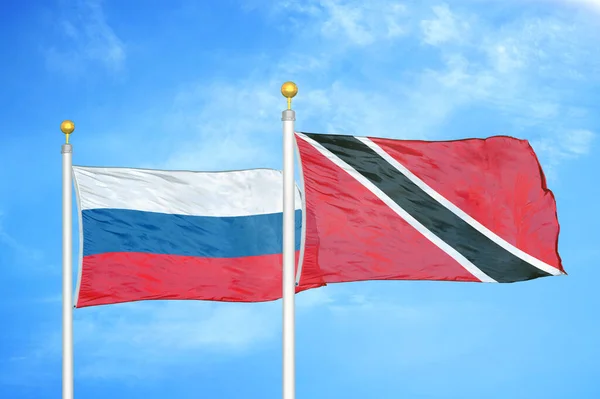 러시아와 트리니다드 토바고 깃대와 구름낀 배경에 — 스톡 사진