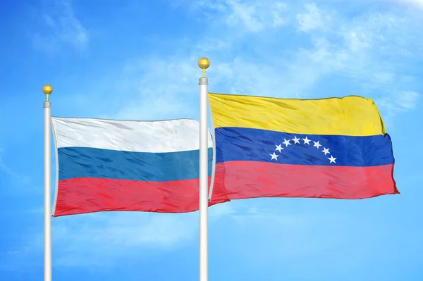 Rusia Venezuela Dos Banderas Sobre Asta Bandera Fondo Azul Cielo — Foto de Stock