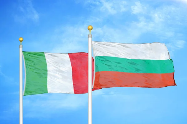 Italië Bulgarije Twee Vlaggen Vlaggenmasten Blauwe Bewolkte Lucht Achtergrond — Stockfoto
