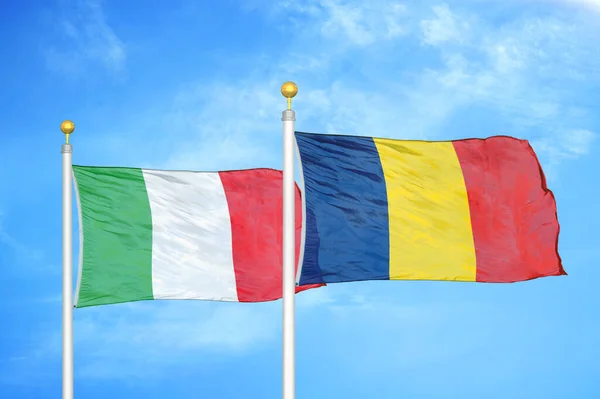 Italië Tsjaad Twee Vlaggen Vlaggenmasten Blauwe Bewolkte Lucht Achtergrond — Stockfoto