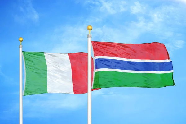 Italië Gambia Twee Vlaggen Vlaggenmasten Blauwe Bewolkte Lucht Achtergrond — Stockfoto