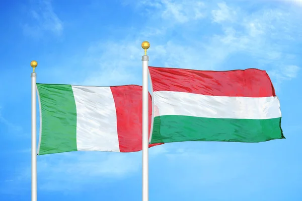 Italia Unkari Kaksi Lippua Lipputangoilla Sininen Pilvinen Taivas Tausta — kuvapankkivalokuva