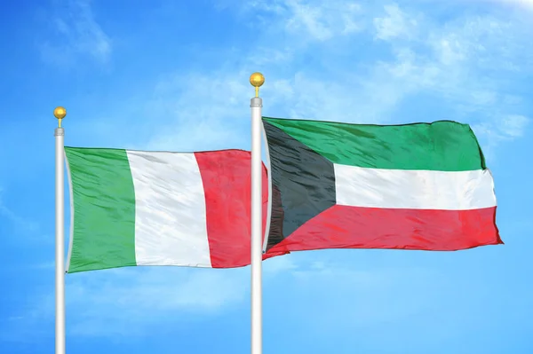 Italia Kuwait Dos Banderas Sobre Asta Bandera Fondo Azul Cielo — Foto de Stock