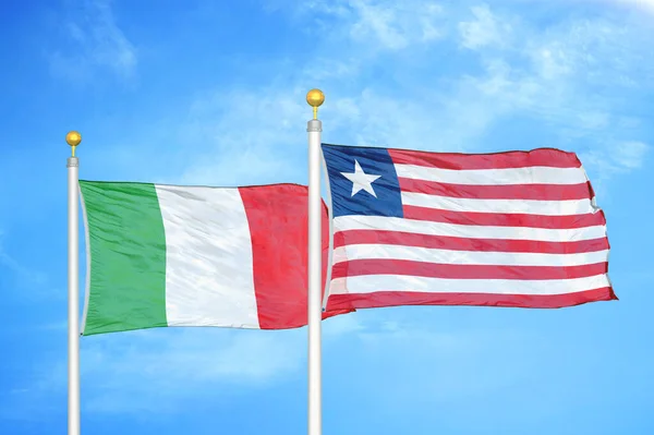 Italië Liberia Twee Vlaggen Vlaggenmasten Blauwe Bewolkte Lucht Achtergrond — Stockfoto