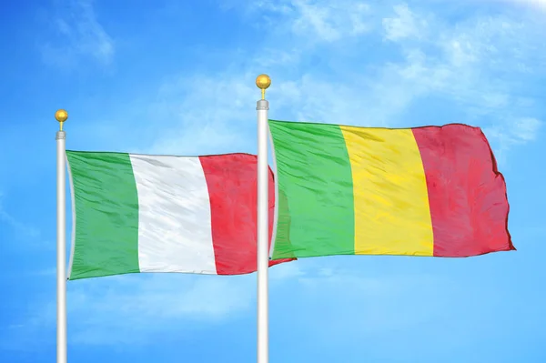 Itália Mali Duas Bandeiras Postes Bandeira Azul Céu Nublado Fundo — Fotografia de Stock