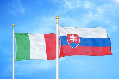 İtalya ve Slovakya bayrak direkleri ve mavi bulutlu arka planda iki bayrak