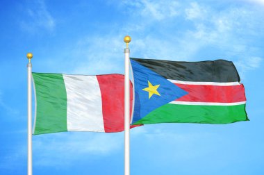 İtalya ve Güney Sudan bayrak direkleri ve mavi bulutlu arka planda iki bayrak
