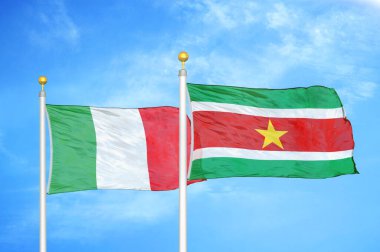 İtalya ve Surinam bayrak direkleri ve mavi bulutlu arka planda iki bayrak